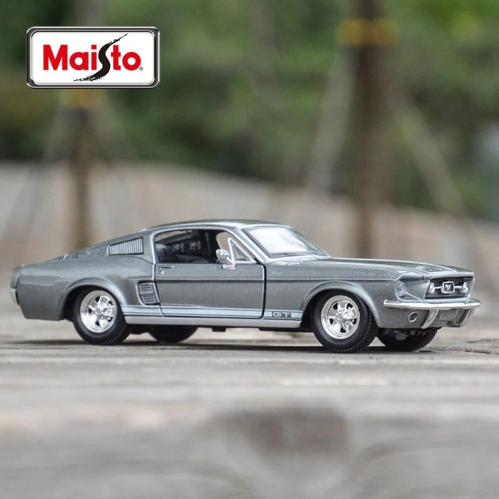 1967 Ford Mustang GT 1:24 Diecast Scale Model Car