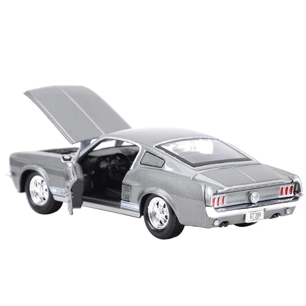 1967 Ford Mustang GT 1:24 Diecast Scale Model Car